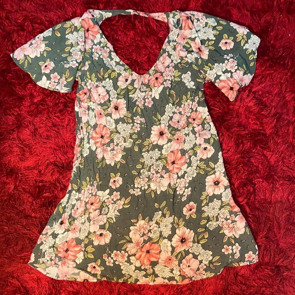 Woman’s billabong floral dress